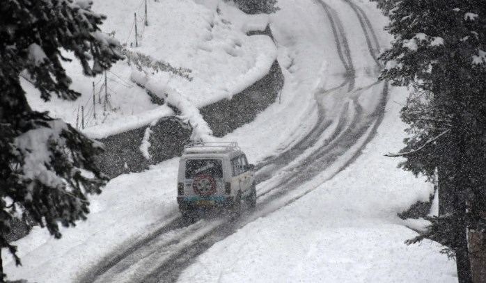 6 persons go missing between J&K's Anantnag and Kishtwar amid heavy snowfall